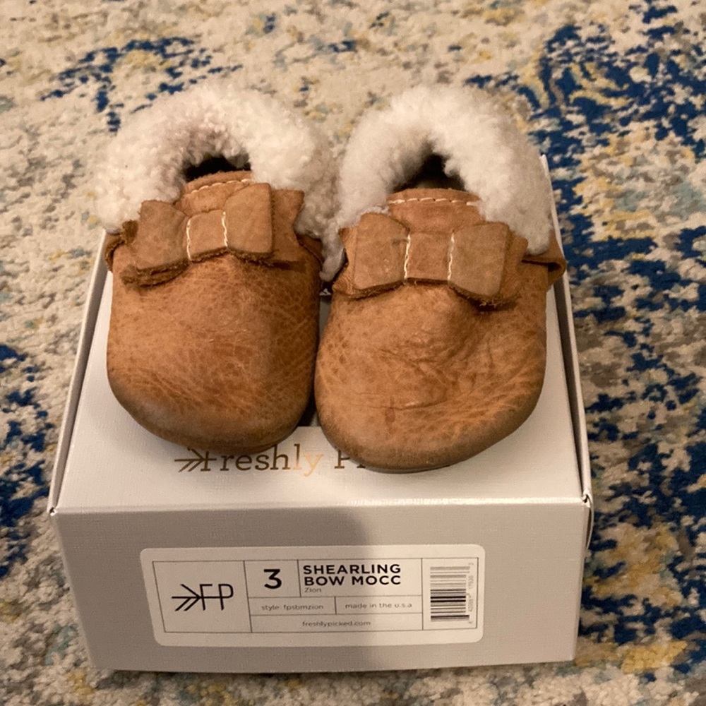 Freshly picked shearling bow mocc size 3